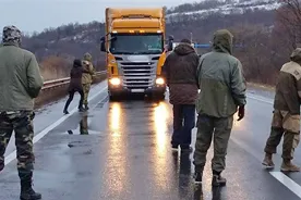 «Правый сектор» начал бессрочную блокаду российских фур в Закарпатье