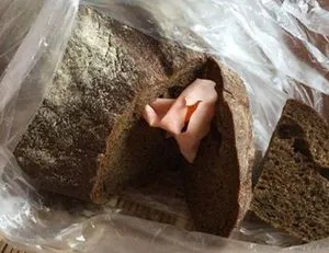 Хлеб с резиновой перчаткой продали севастопольцу на «Малашке»