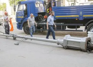 В центре Севастополя сгнивший столб рухнул рядом с детской поликлиникой