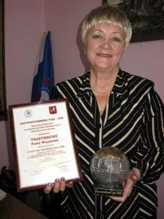 Юрий Лужков вручил Раисе Телятниковой награду "Соотечественник года - 2008"
