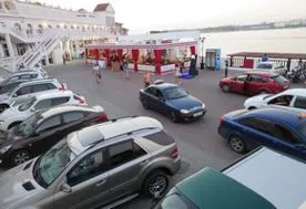 Незаконную парковку у пляжа «Хрустальный» уберут только после жалоб горожан