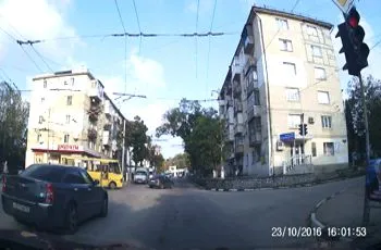 «Дорожный контроль – Севастополь» поймал тёмный «крайслер» депутата на светофоре