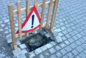 В Севастополе яму на площади Нахимова «задекорировали»