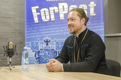 «Почти полдень». В студии ForPost был помощник севастопольского благочинного отец Борис Кравец