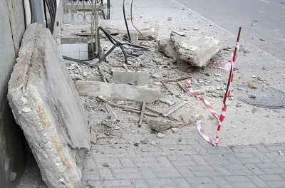 В Севастополе бетонная плита аварийного балкона рухнула на тротуар
