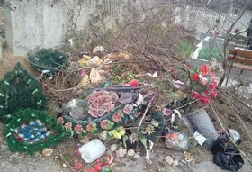 На севастопольском кладбище устроили свалку у детских могил