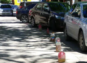 #ПП. На Северной стороне такси «захватили» места стоянок с помощью пластиковых бутылок