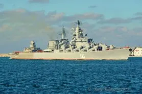 Экипаж флагмана ЧФ крейсера «Москва» пробовал выйти из бухты Севастополя в шторм