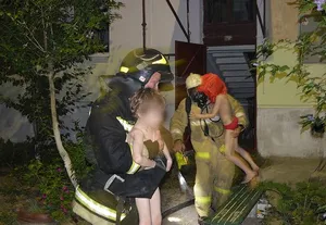 В Севастополе спасатели вывели детей из горящего дома