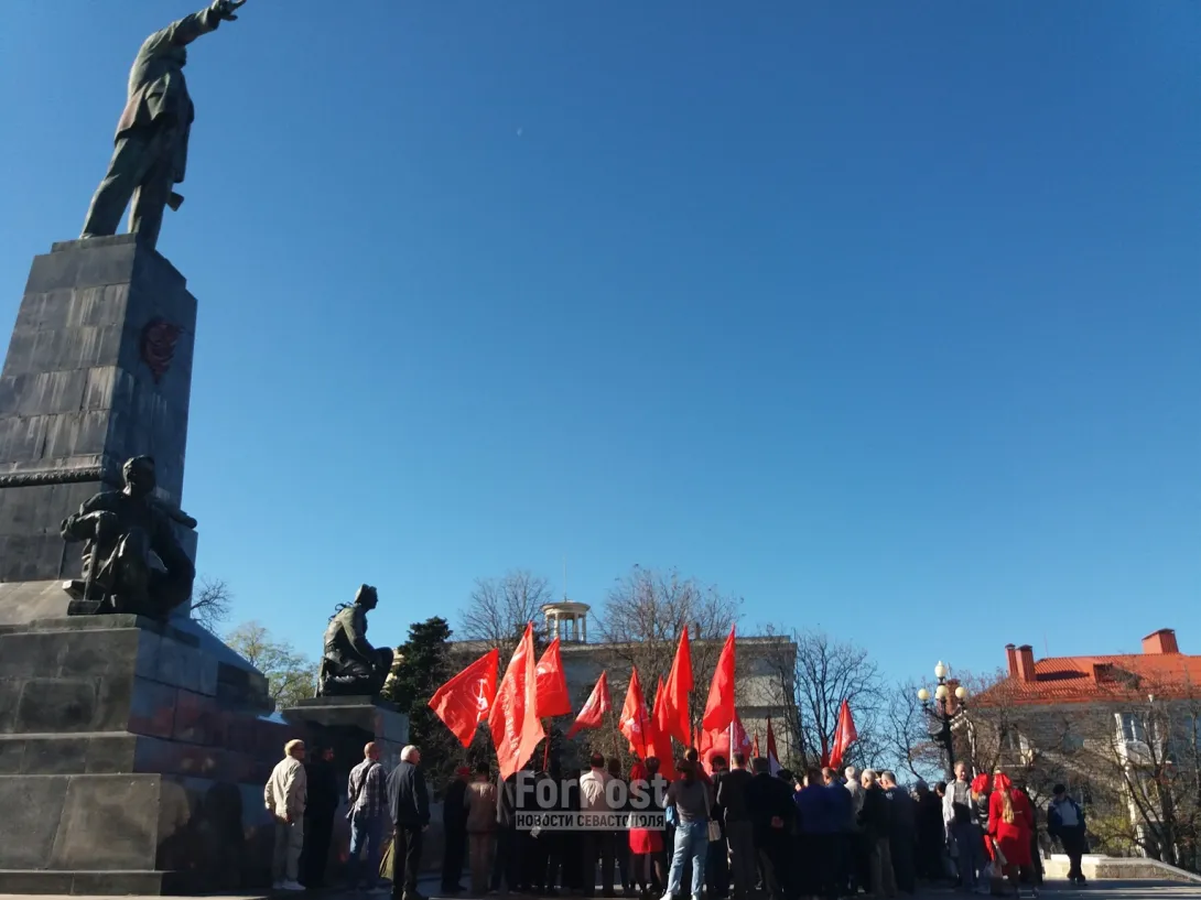 Как коммунисты отметили годовщину Октябрьской революции в Севастополе