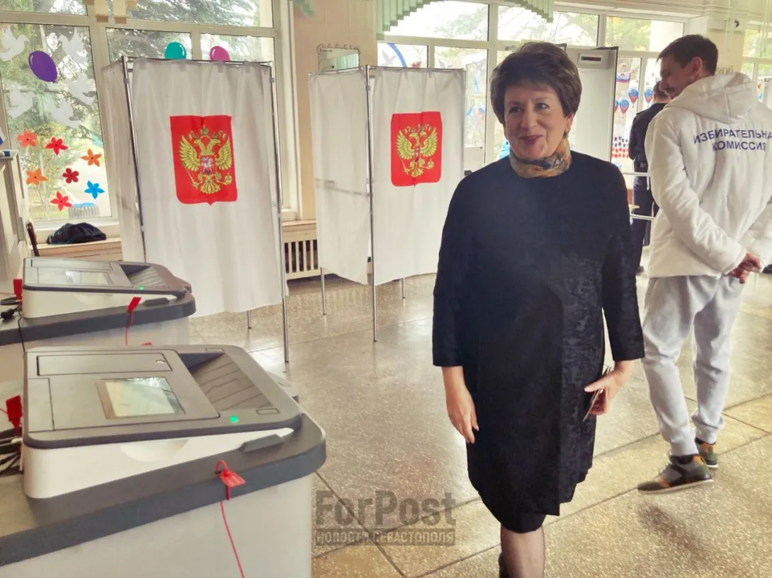 Сенатор от Севастополя проголосовала на выборах президента РФ