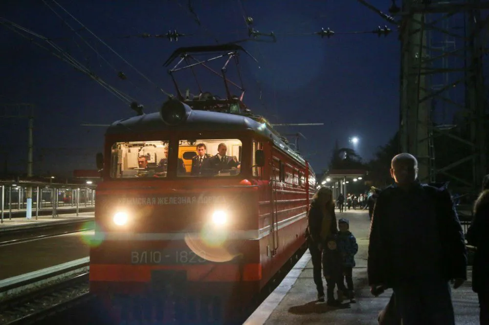 Новый года прошёл, а Крымский мост остался. А что поезда?