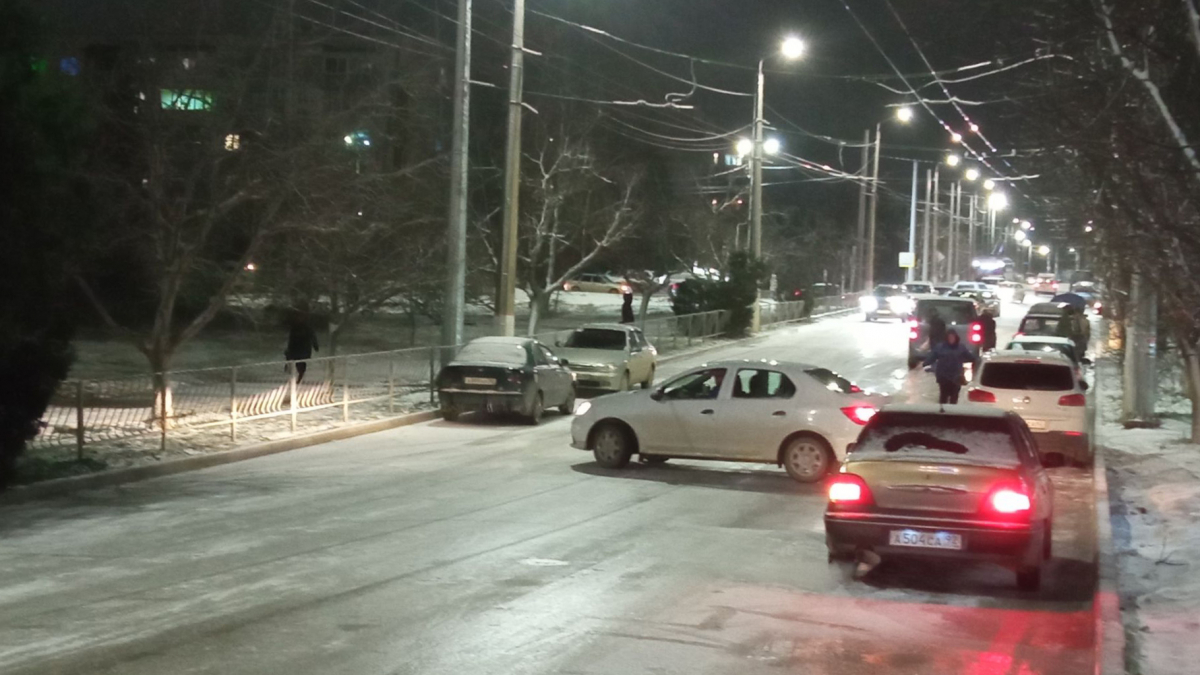 Гололед обездвижил автомобили в Севастополе