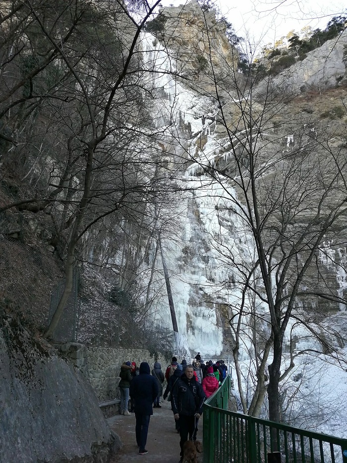 Зима заморозила самый высокий водопад в Крыму | ForPost
