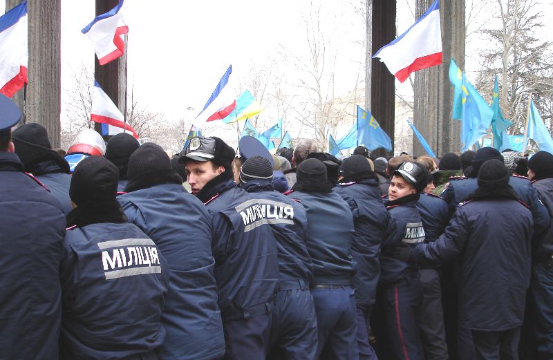 крым русская весна парламент митинг милиция