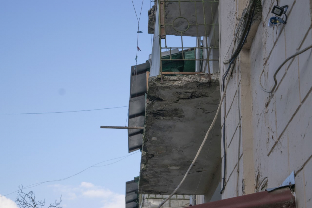 В Севастополе держащиеся на честном слове балконы норовят упасть на головы  горожан