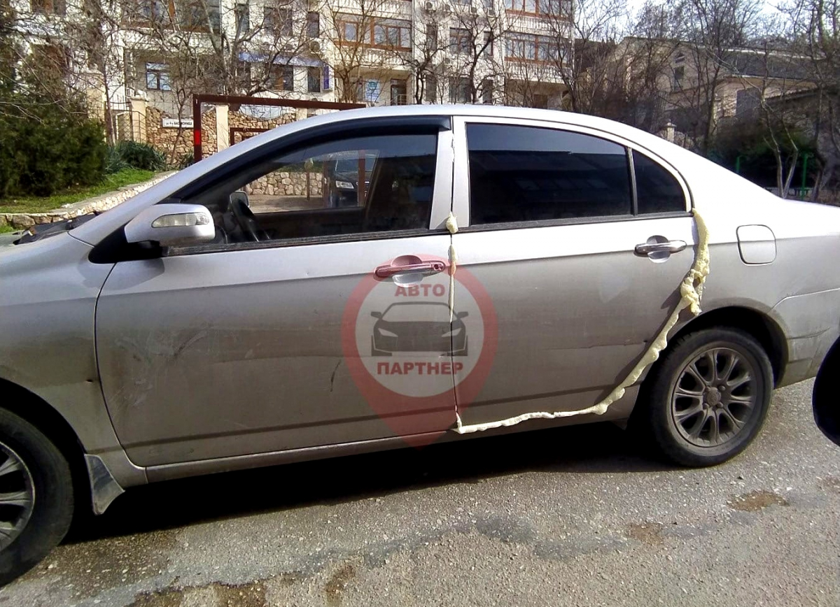 Севастополь задули монтажной пеной двери машины