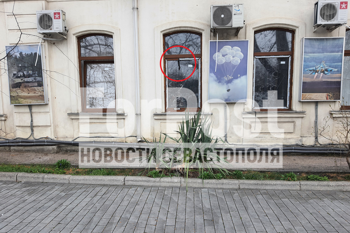 выбитые стекла в здании москвы в севастополе 23 марта 2023