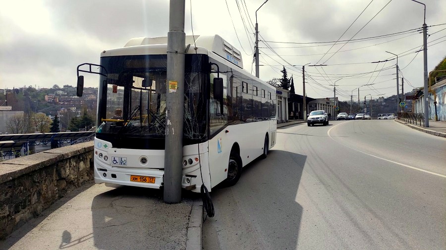 Севастополь ДТП автобус столб