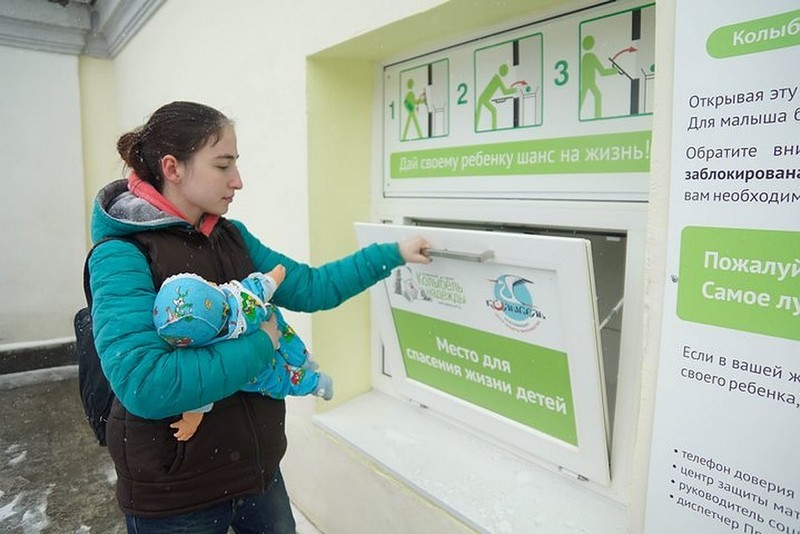 Все дети, которые оказываются в бэби-боксах, сразу попадают под опеку государства беби бокс