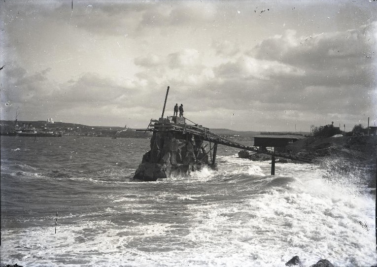 севастополь архивный снимок ретро фото строительство памятника затопленным кораблям.