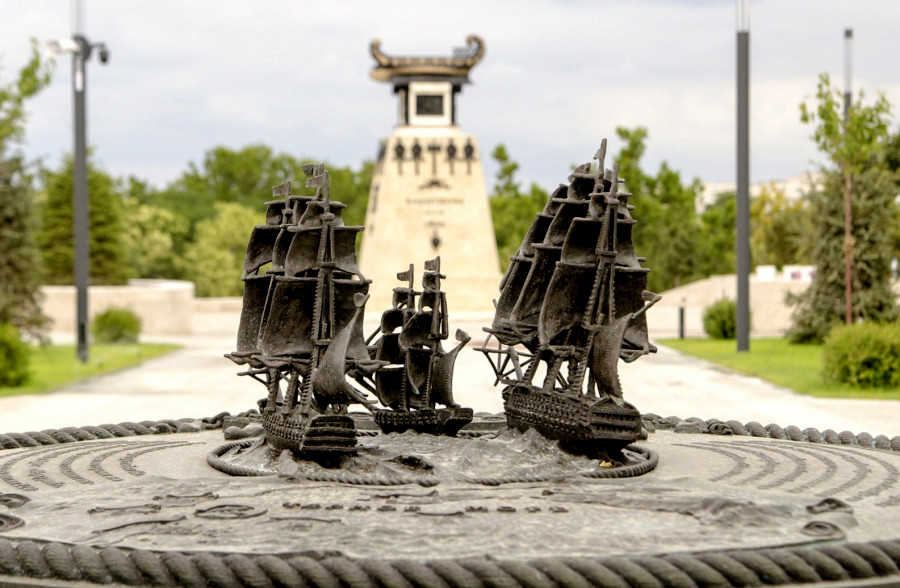 Севастополь памятник Казарскому бриг Меркурий