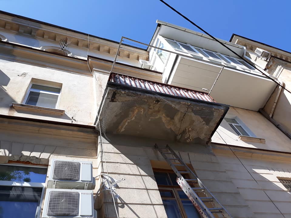 севастополь центр историческое здание балконы обрушение остекление