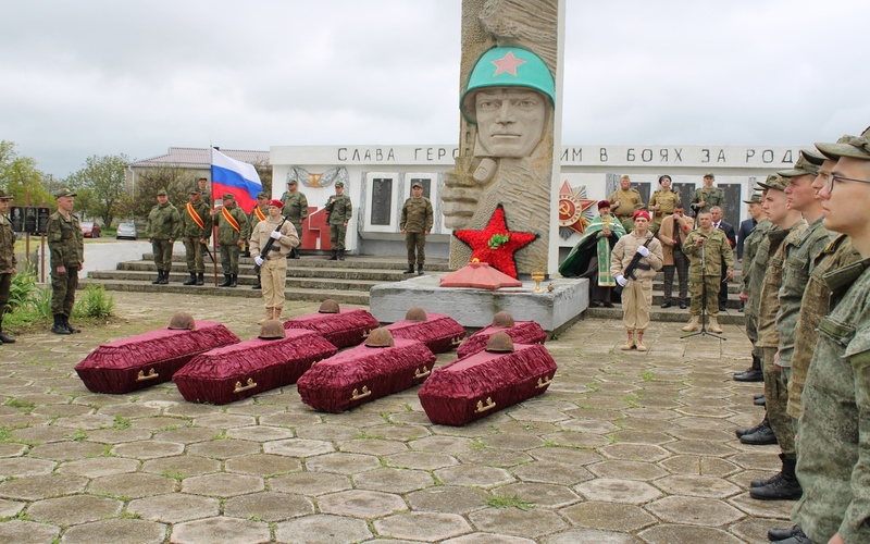 крым ленинский район память мемориал ВОВ бойцы захоронение 