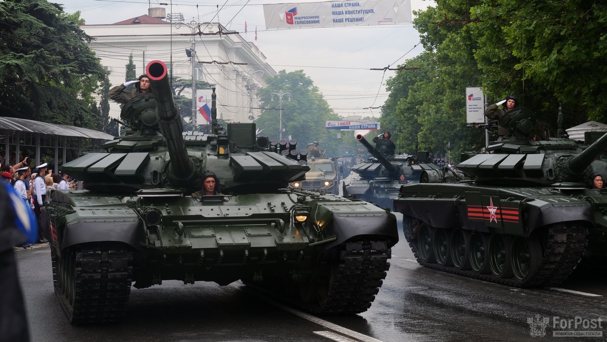 Советские танки и женский батальон: как прошёл Парад Победы в Севастополе