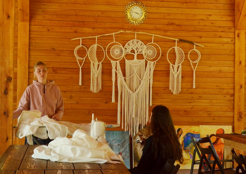 девушки подшивают шторы экостиль обереги