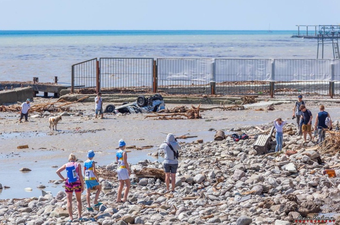 набережная пляж Ялта после потопа Крым уборка туристы отдых