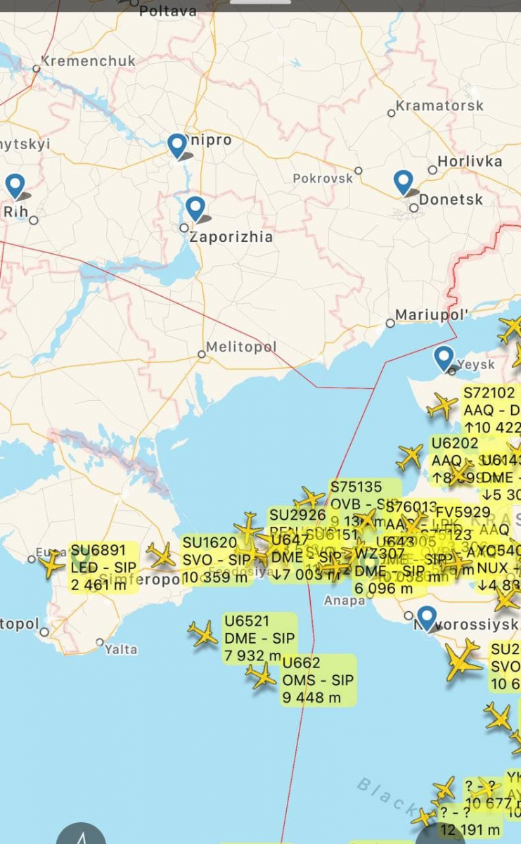 В небе над Крымом образовалась пробка из самолетов