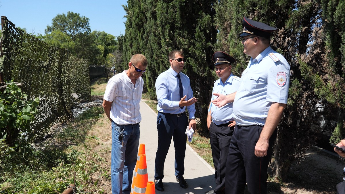 У Херсонеса в Севастополе варварски зачищают дворы от неугодного