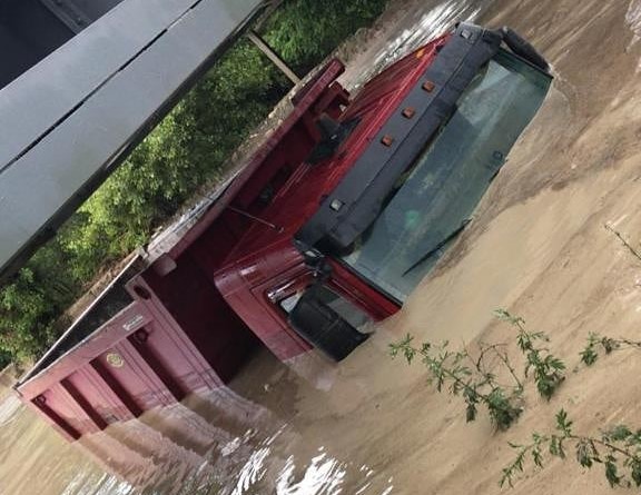 грузовик вода ливень потоп крым севастополь