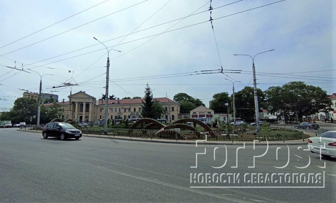 Площадь восставших севастополь фото На площади Восставших в Севастополе появились "пауки" и "куриные лапки" 07.07.20