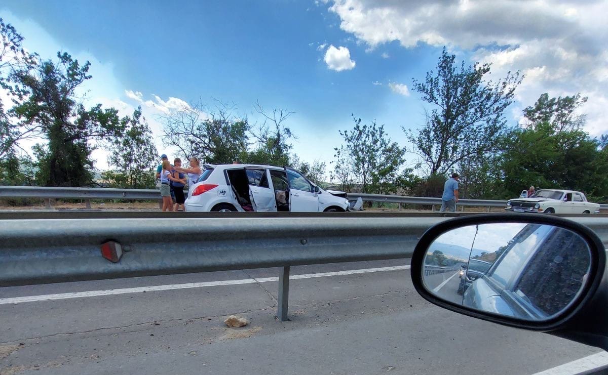 На выезде из Севастополя произошла странная авария