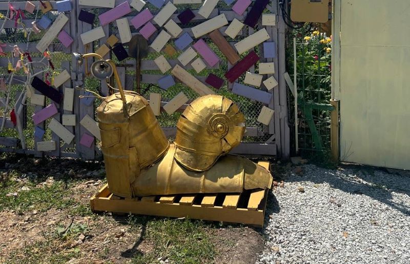 крым Алушта верхняя Кутузовка улиточная ферма туризм ресторан Мама Дёма скульптура Золотая Улитка