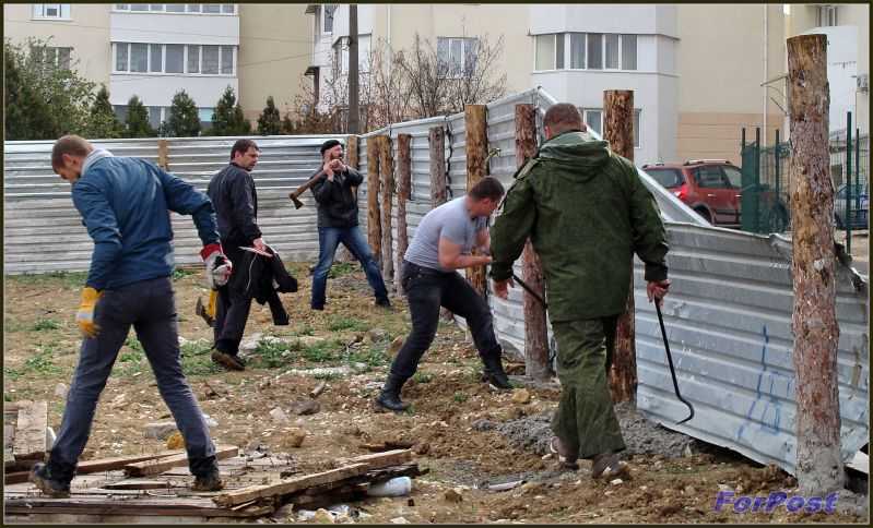 снесенный забор интерстроя