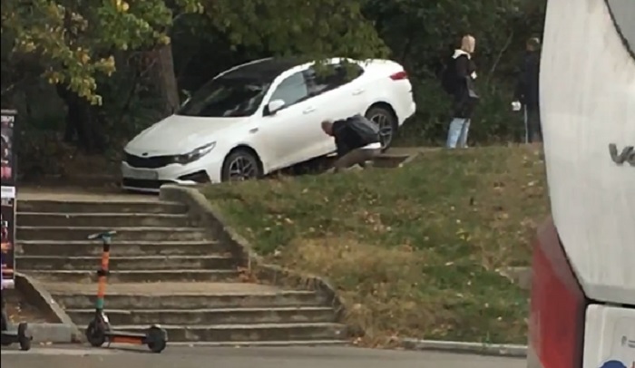Севастополь автомобиль застрял на лестнице