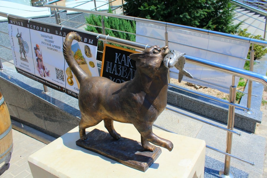 балаклава кот статуя памятник рыба севастополь