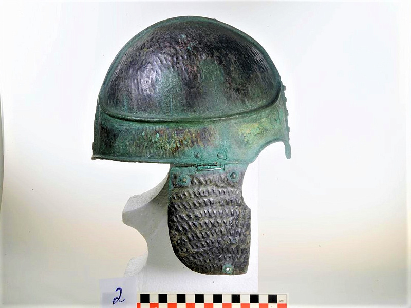 крым кавказ находка изъятие артефакт шлем музей